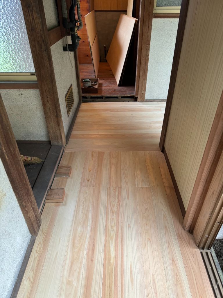 無垢材の床に張り替えられた玄関（リフォーム後）