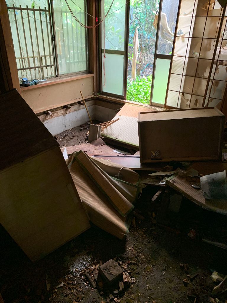 床が抜けた和室と残置物（買取前）