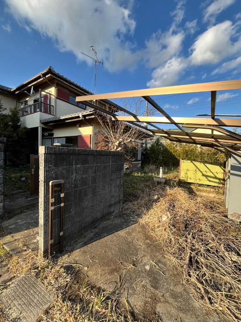 荒れた庭・カーポート骨組み残骸・門扉倒れの外構（施工前）